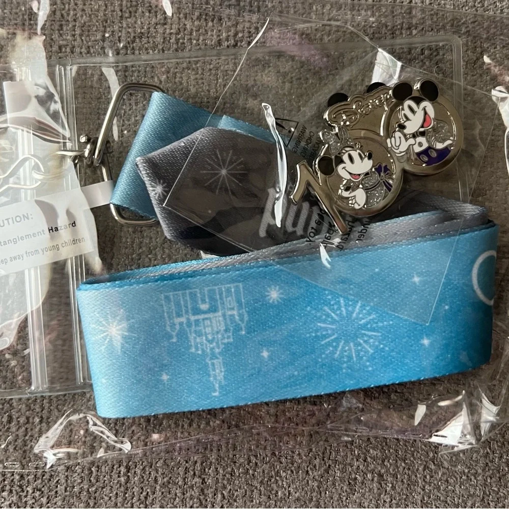 Disney Pin MickeyMinnie 100 Years Of Wonder Travel Club 2023 lanyard pass holder